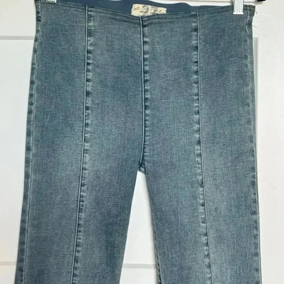 Free People Urban Outfitters We The Free Slim Pull-On Flare Jeans Size 27 - Picture 4 of 7
